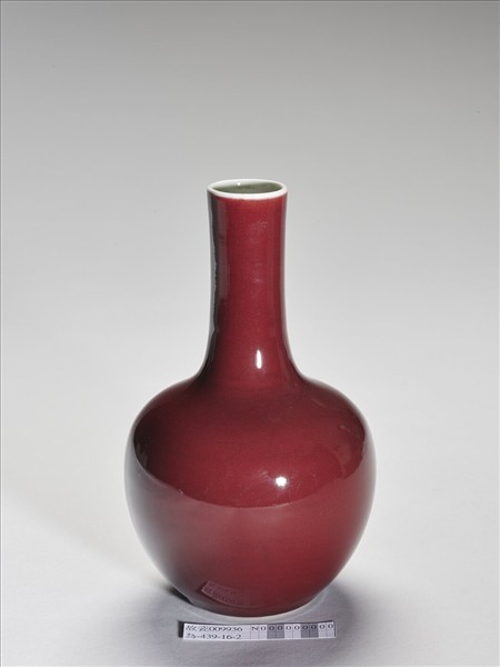 霽紅釉天球瓶