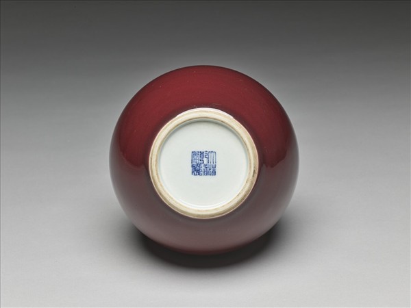 霽紅釉天球瓶
