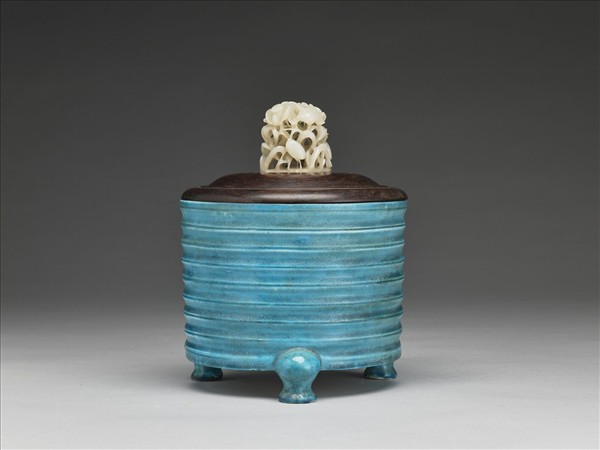 孔雀綠釉弦紋三足爐