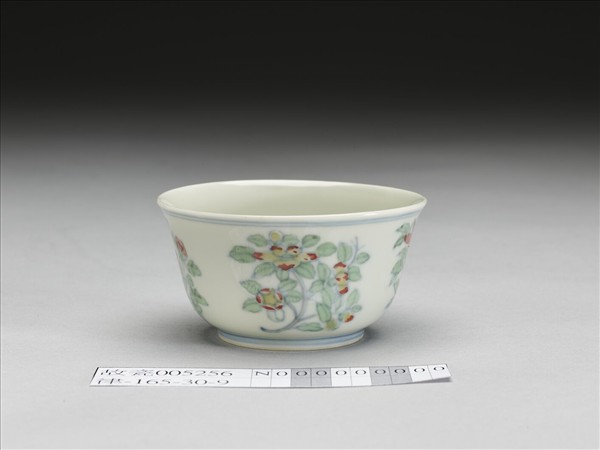 鬥彩四季花卉紋杯