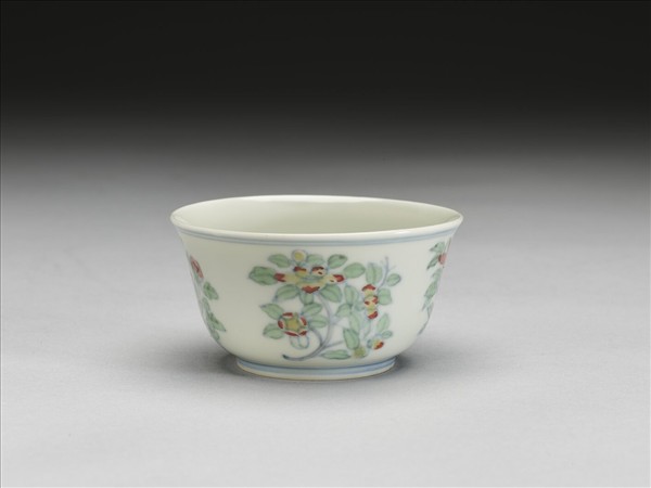 鬥彩四季花卉紋杯