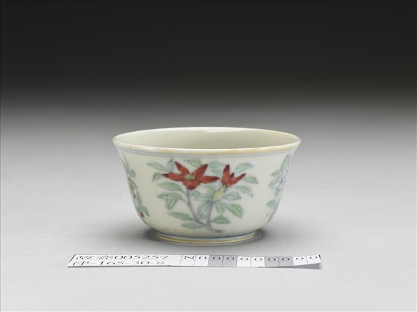 鬥彩四季花卉紋杯