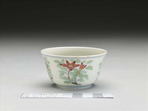 鬥彩四季花卉紋杯