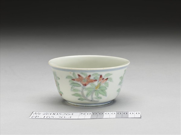 鬥彩四季花卉紋杯