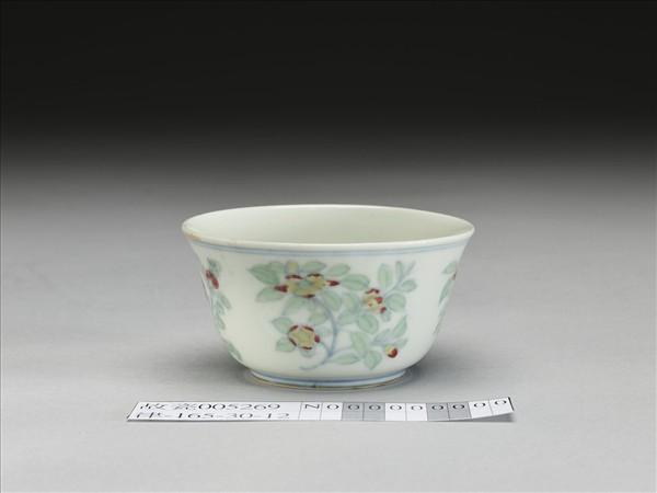 鬥彩四季花卉紋杯