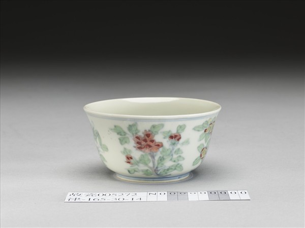 鬥彩四季花卉紋杯