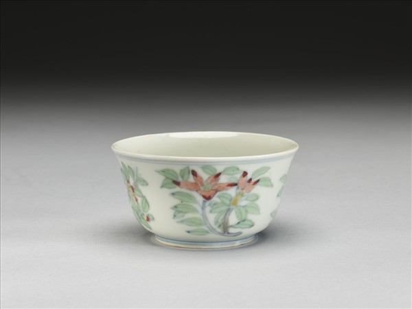 鬥彩四季花卉紋杯