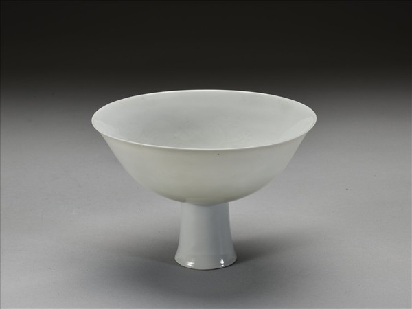 白瓷暗花龍紋高足碗