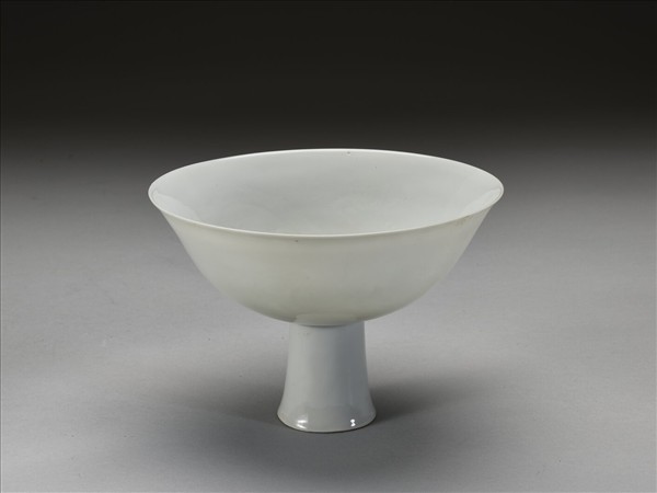 白瓷暗花龍紋高足碗