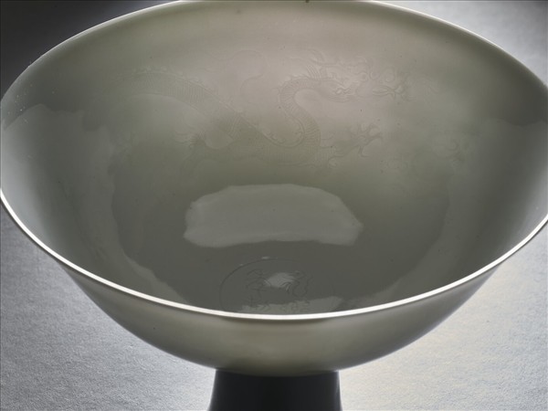 白瓷暗花龍紋高足碗