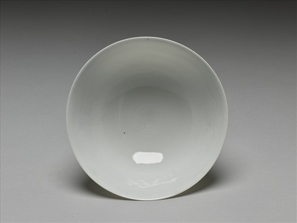 白瓷暗花龍紋高足碗