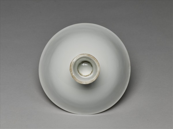 白瓷暗花龍紋高足碗