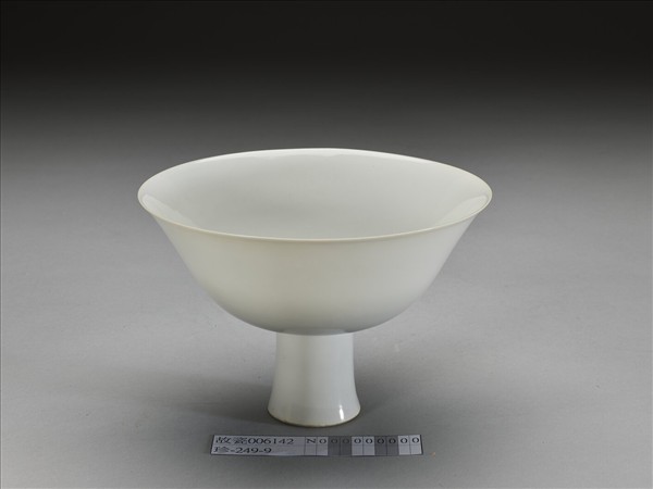 白瓷暗花獅紋高足碗