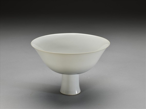 白瓷暗花獅紋高足碗