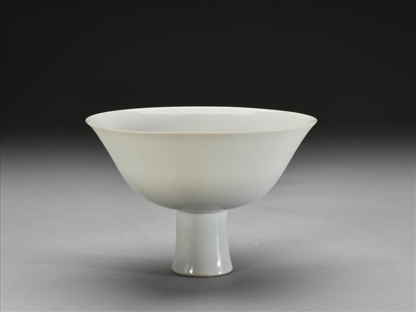 白瓷暗花獅紋高足碗