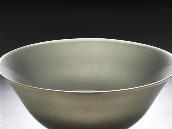 白瓷暗花獅紋高足碗