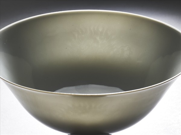 白瓷暗花獅紋高足碗