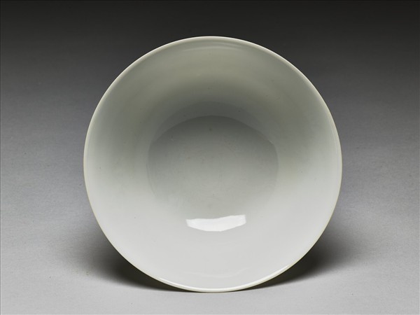 白瓷暗花獅紋高足碗