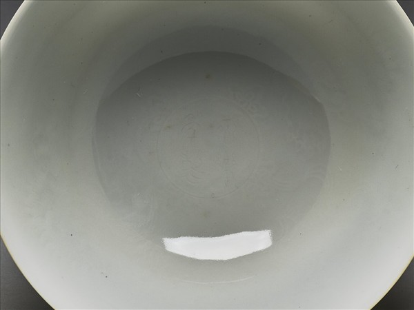 白瓷暗花獅紋高足碗