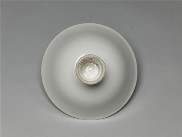 白瓷暗花獅紋高足碗