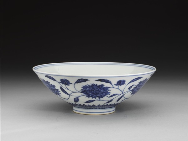 青花纏枝番蓮紋碗