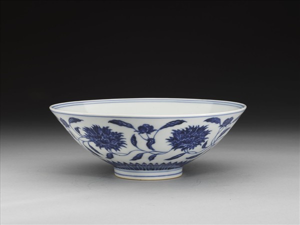 青花纏枝番蓮紋碗