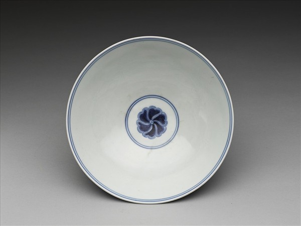 青花纏枝番蓮紋碗