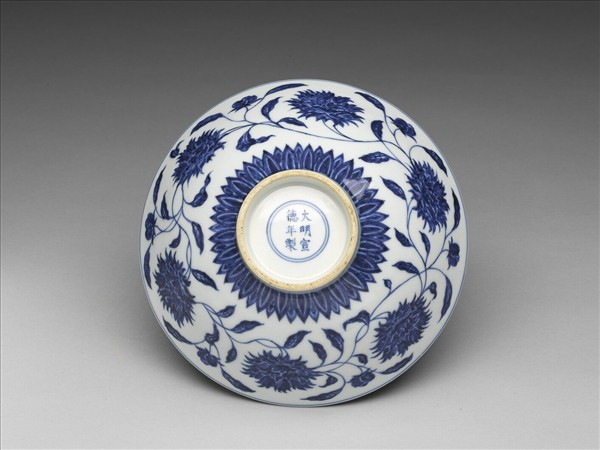 青花纏枝番蓮紋碗