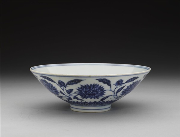 青花纏枝番蓮紋碗