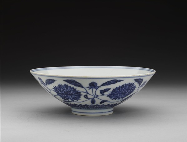 青花纏枝番蓮紋碗