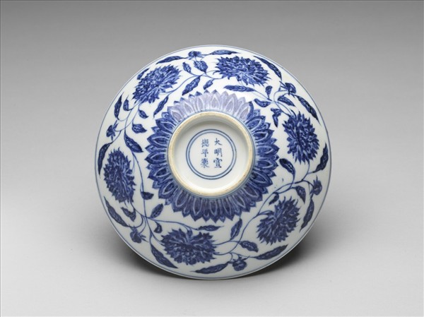 青花纏枝番蓮紋碗