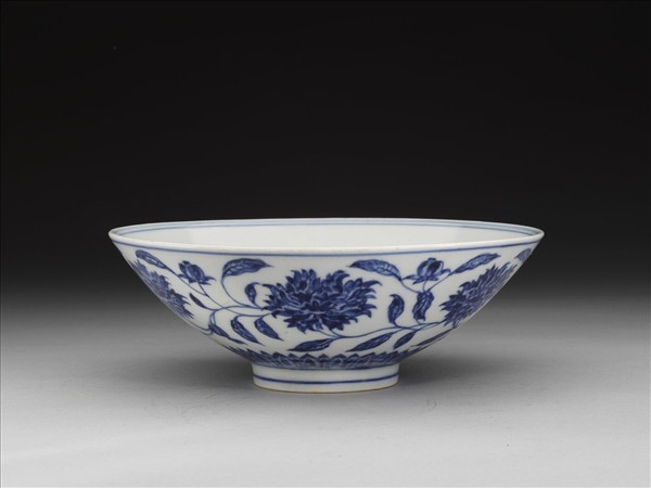 青花纏枝番蓮紋碗