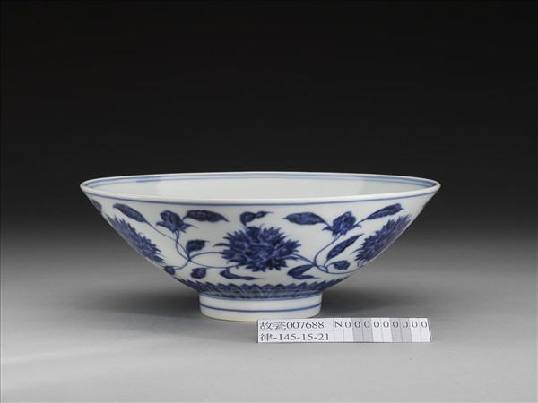青花纏枝番蓮紋碗