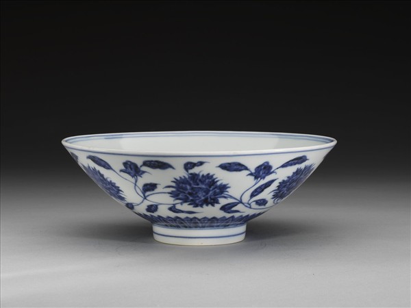 青花纏枝番蓮紋碗