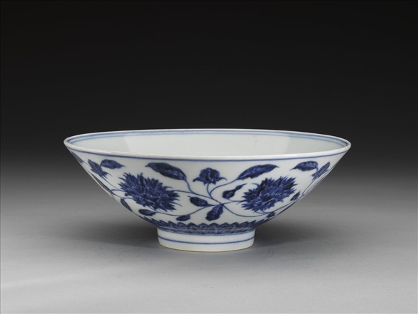 青花纏枝番蓮紋碗