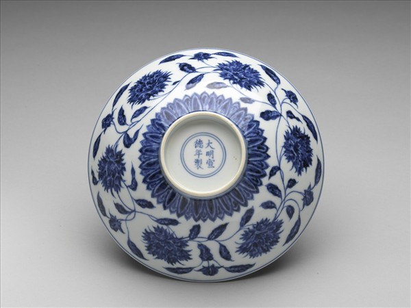 青花纏枝番蓮紋碗