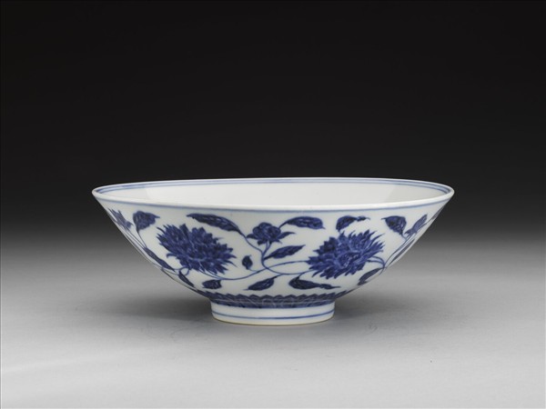 青花纏枝番蓮紋碗