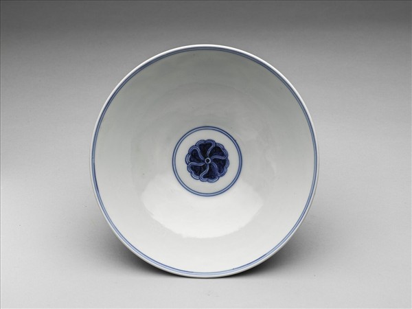 青花纏枝番蓮紋碗