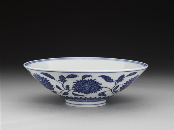 青花纏枝番蓮紋碗