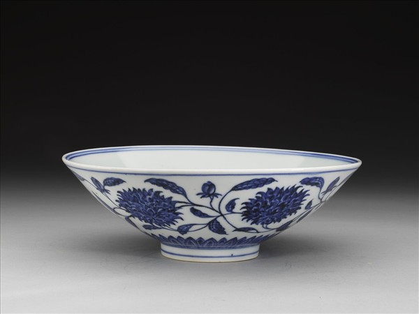 青花纏枝番蓮紋碗