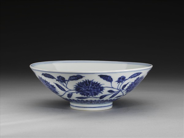青花纏枝番蓮紋碗