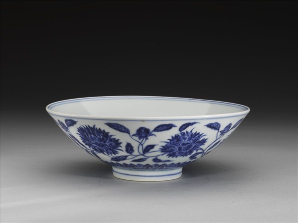 青花纏枝番蓮紋碗