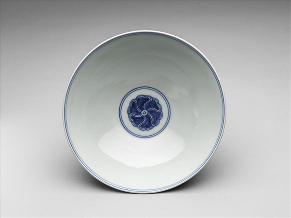 青花纏枝番蓮紋碗