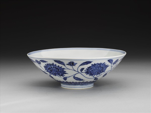 青花纏枝番蓮紋碗