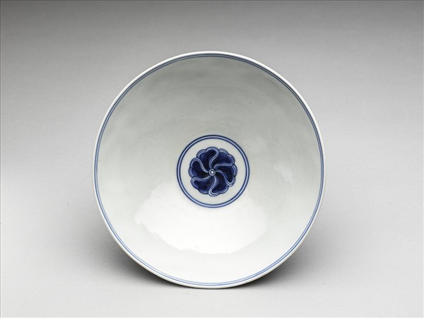 青花纏枝番蓮紋碗