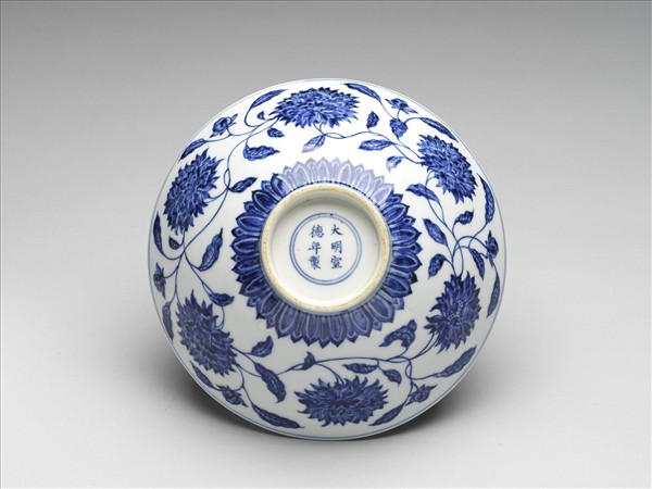青花纏枝番蓮紋碗