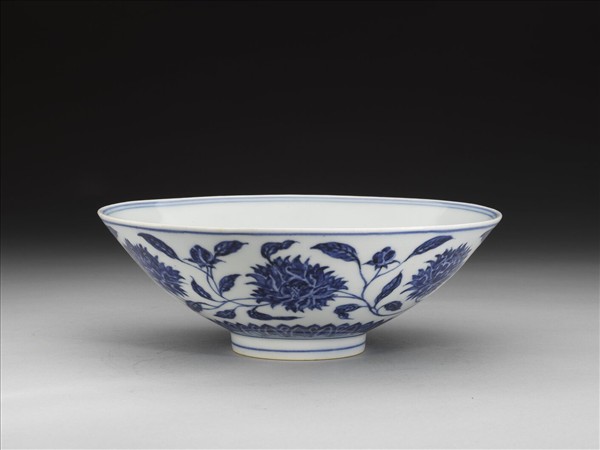 青花纏枝番蓮紋碗
