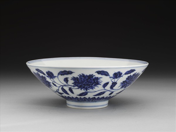 青花纏枝番蓮紋碗