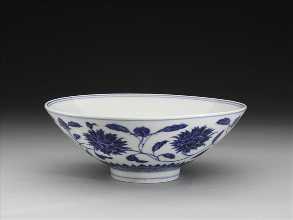 青花纏枝番蓮紋碗