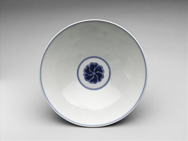 青花纏枝番蓮紋碗